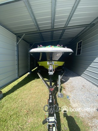 Rent a Four Winns Boats cruiser in Lillington, NC near me