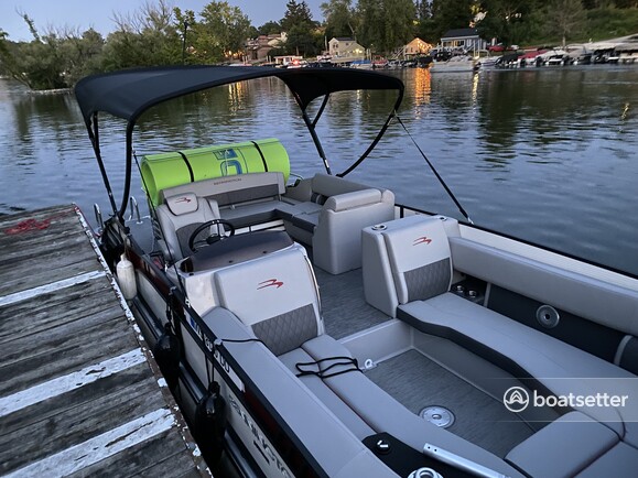 Rent a BENNINGTON MARINE pontoon in Racine, WI near me